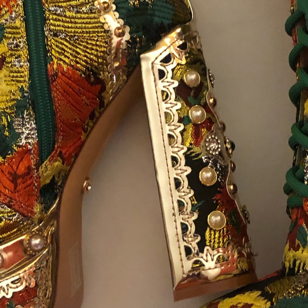 Azalea Wang Platform Boots Red Green Gold Tapestry Embellished Size 8.5 STUNNING - Picture 2 of 16